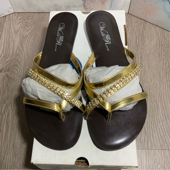 WILD ROSE size 6 Gold Metallic & Crystal Flat Sandals NIB Casual - Picture 1 of 6
